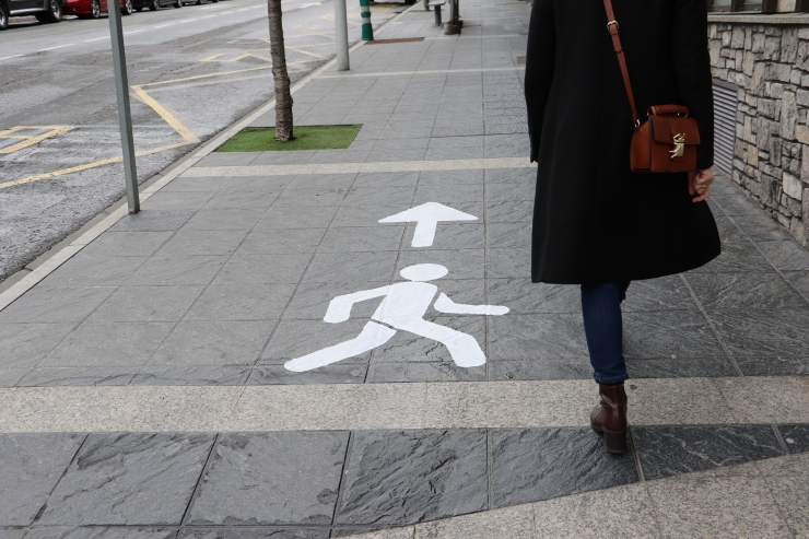 Una senyalització que indica la direcció correcta per caminar.
